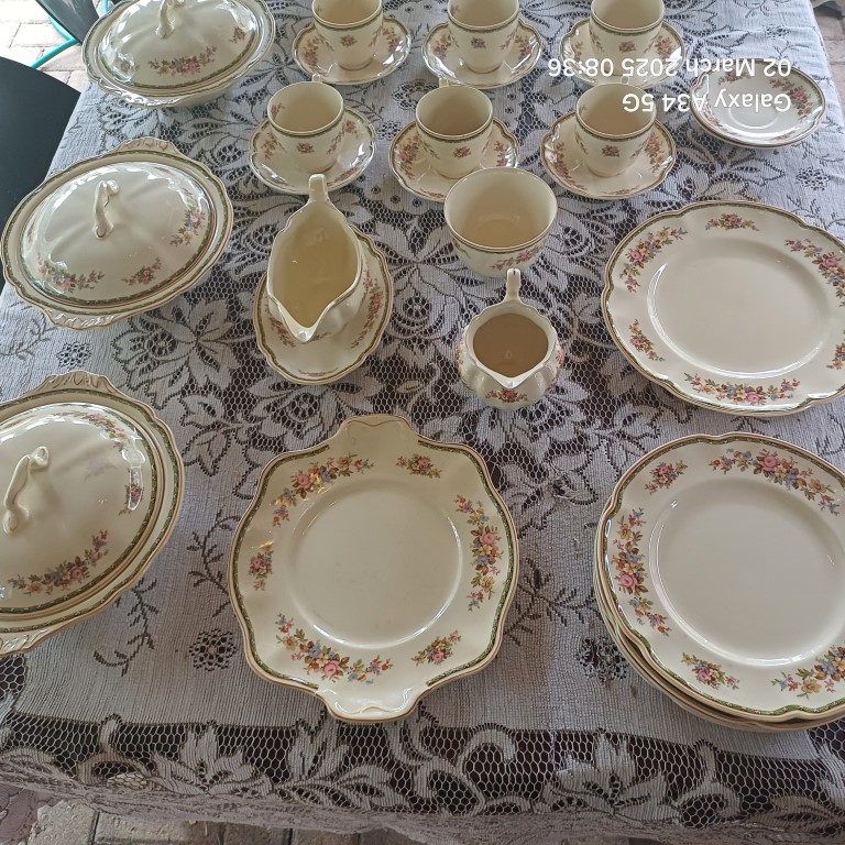 JOHNSON BROS 44 PIECE STUNNING VINTAGE SET