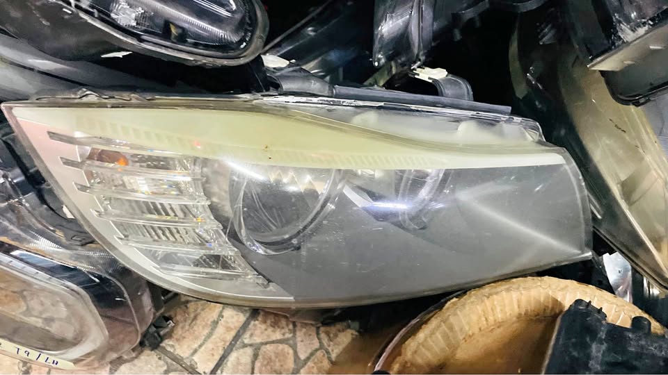 BMW 3-Series E90 headlight - Private Seller BMW 3-Series E90 headlight - Private Seller