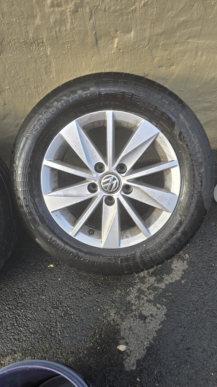 15 inch golf 7 oem rims and tyres - Private Seller