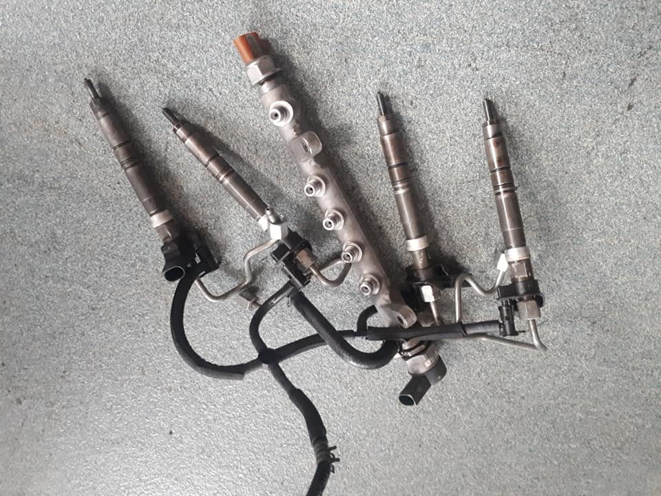 Secondhand in working condition ford fiesta turbo 2016 automatic & 4 vw amarok injectors - Private Seller