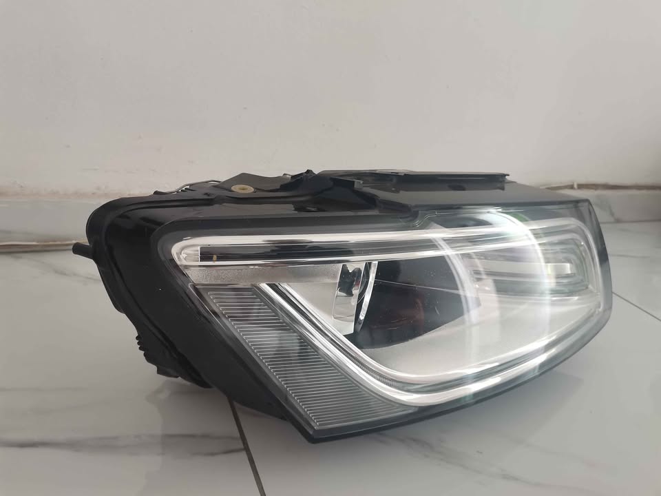 Audi Q5 xenon headlight right 2014-2017 - Private Seller