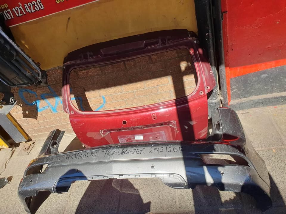Chevrolet Trailblazer tailgate and back bumper - Private Seller Chevrolet Trailblazer tailgate and back bumper - Private Seller