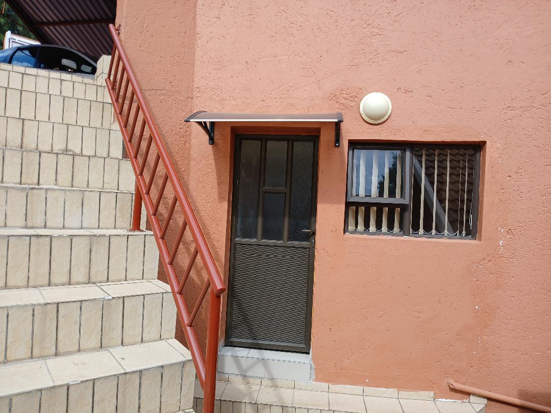 Ridgeway. Johannesburg South, 3 Bedroom Cottage with Open plan for rent