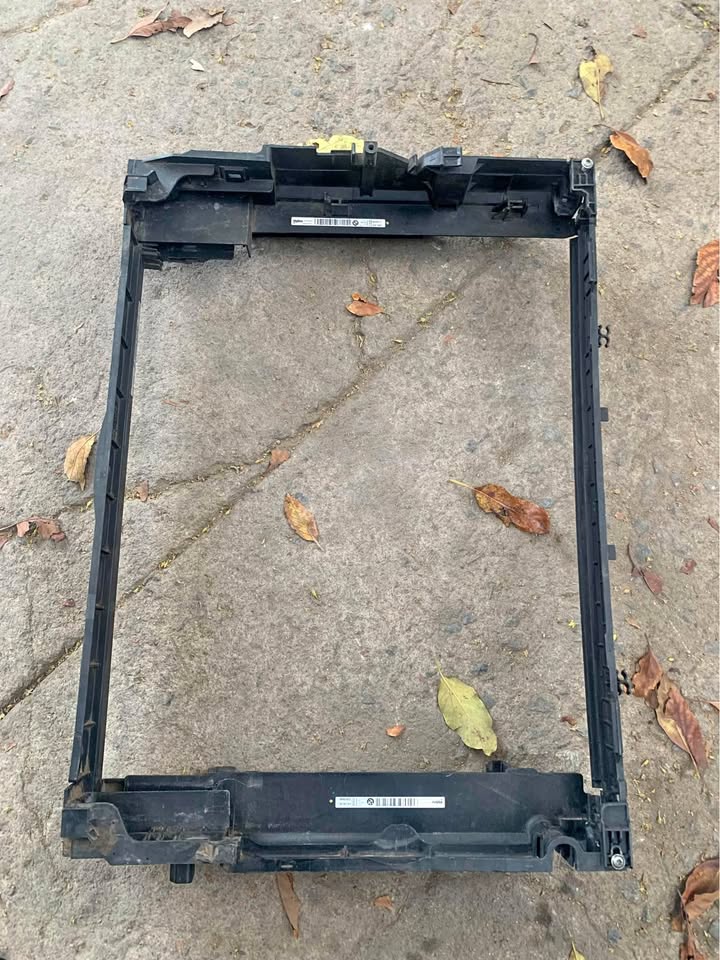 BMW M4 radiator bracket