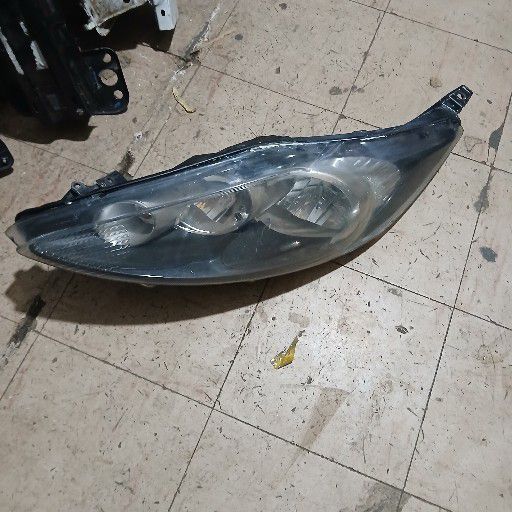 Ford Fiesta headlight - Private Seller Ford Fiesta headlight - Private Seller