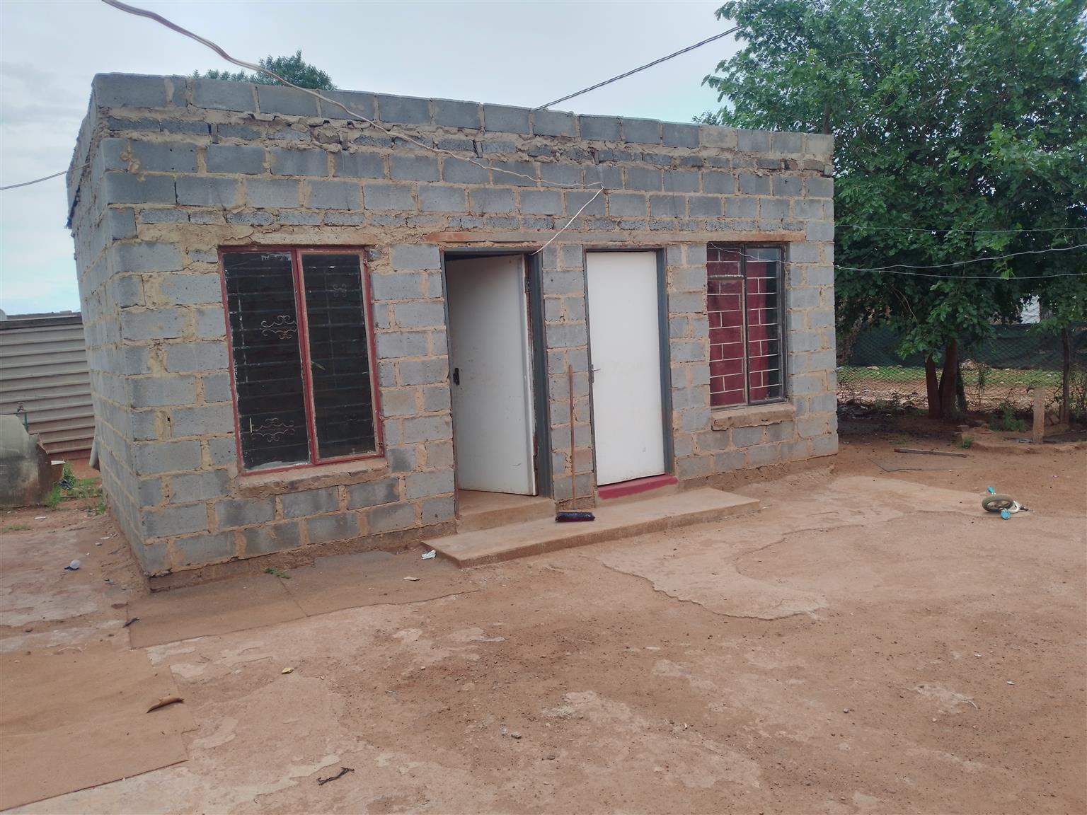 Stands with five rooms and a garage for sale at Eikenhof Jhb South