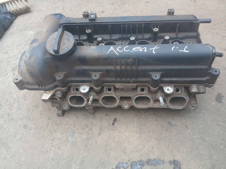 Hyundai accent 1.6 complete cylinder head - Private Seller Hyundai accent 1.6 complete cylinder head - Private Seller