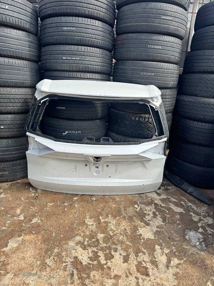 Mahindra XUV700 Tailgate Boot Lid - Private Seller Mahindra XUV700 Tailgate Boot Lid - Private Seller