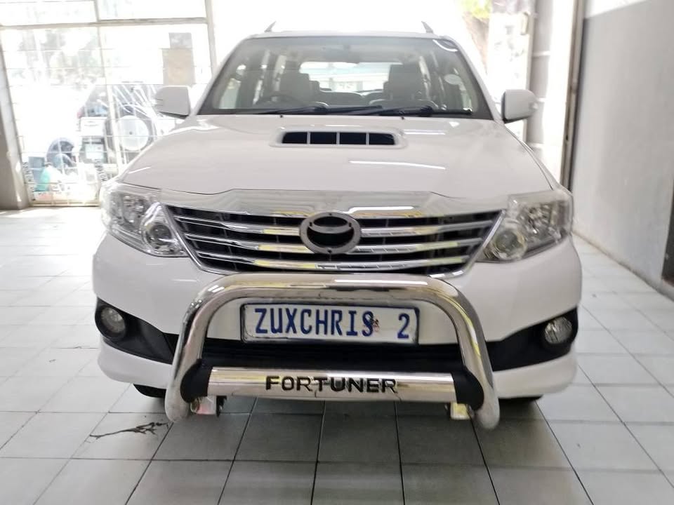 2013 TOYOTA FORTUNER 3.0 D4D /4X2/AUTOMATIC TRANSMISSION/151,000KM/LEATHER SEATS/CODE2/WHITE COLOUR/