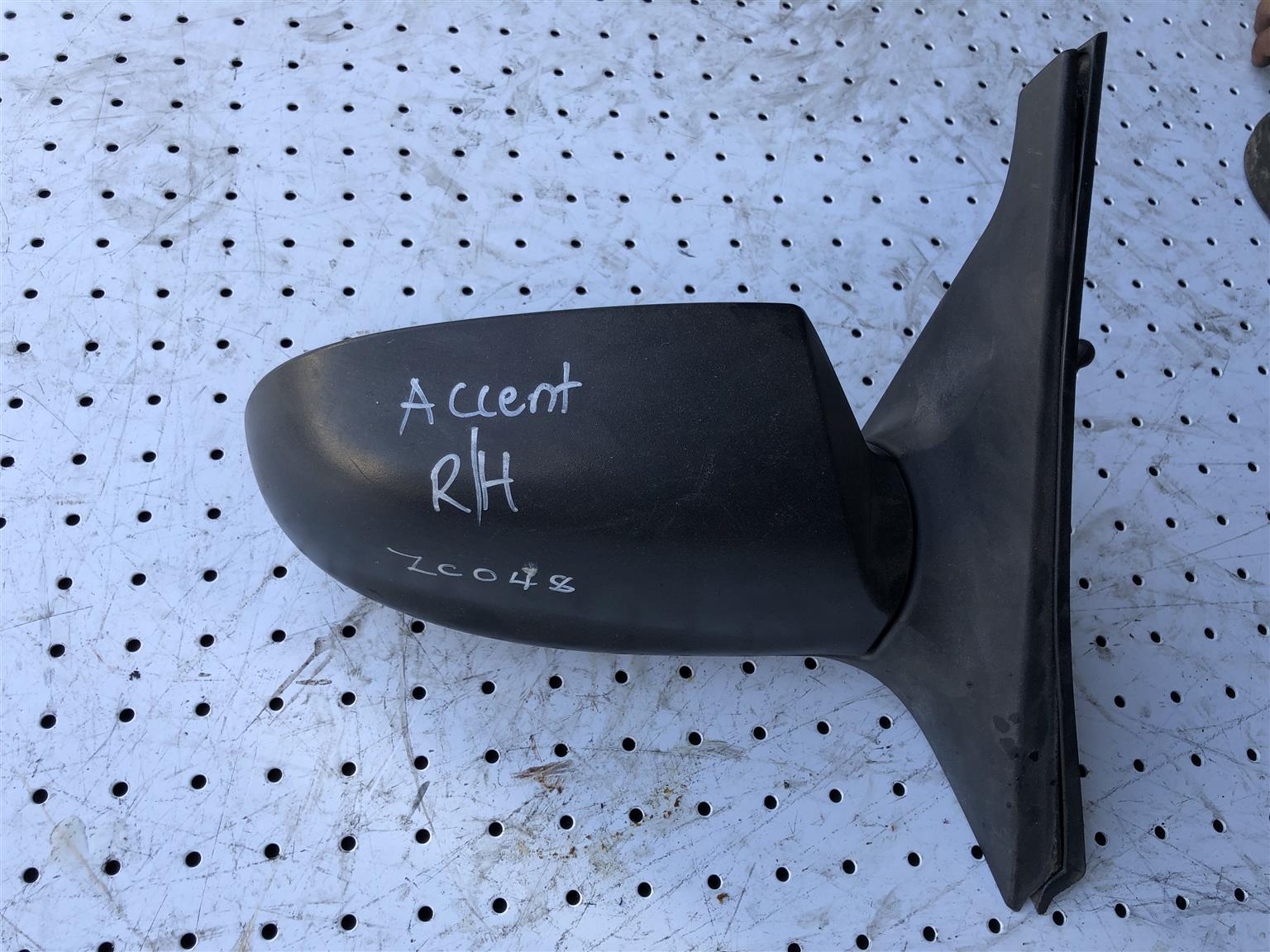 HYUNDAI ACCENT RIGHT DOOR MIRROR (ZC048) - Private Seller