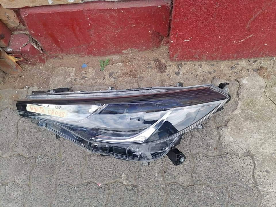 Toyota cross headlight left side - Private Seller Toyota cross headlight left side - Private Seller
