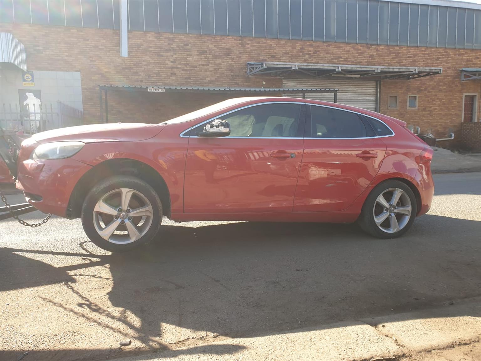 VOLVO  V40 T3 1.6 2011-2014 MANUAL STRIPPING FOR SPARES