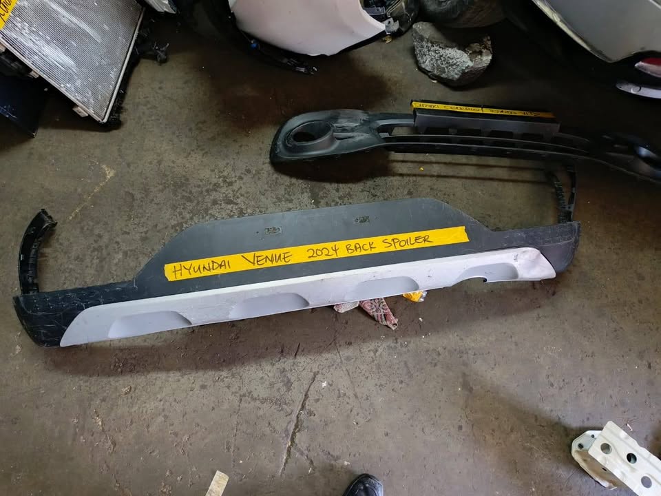Hyundai Venue 2014 back spoiler - Private Seller