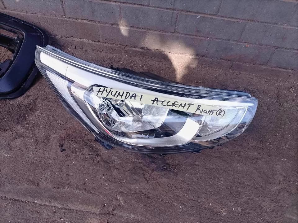 Hyundai Accent Right side Headlight - Private Seller Hyundai Accent Right side Headlight - Private Seller