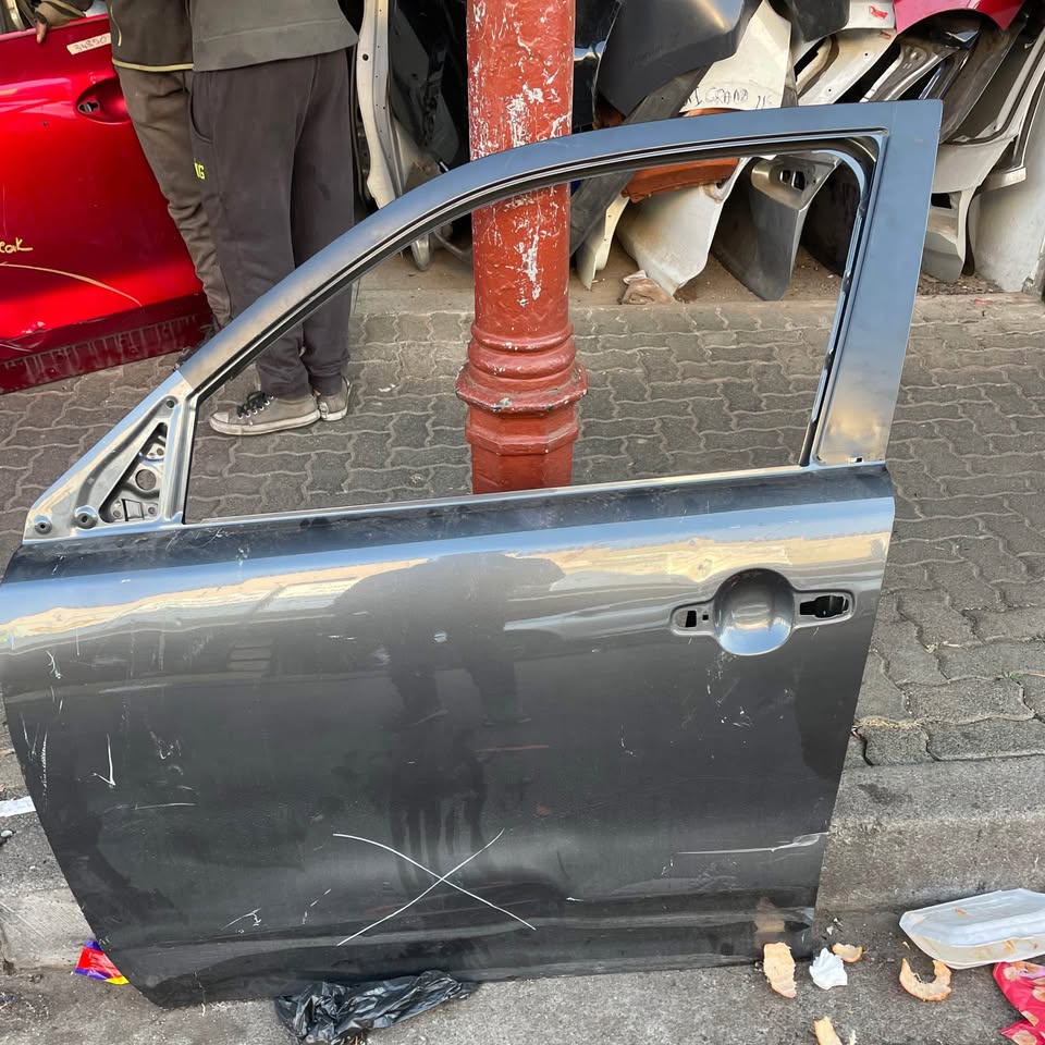 Suzuki grand Vitara Frontdoor Leftside - Private Seller Suzuki grand Vitara Frontdoor Leftside - Private Seller