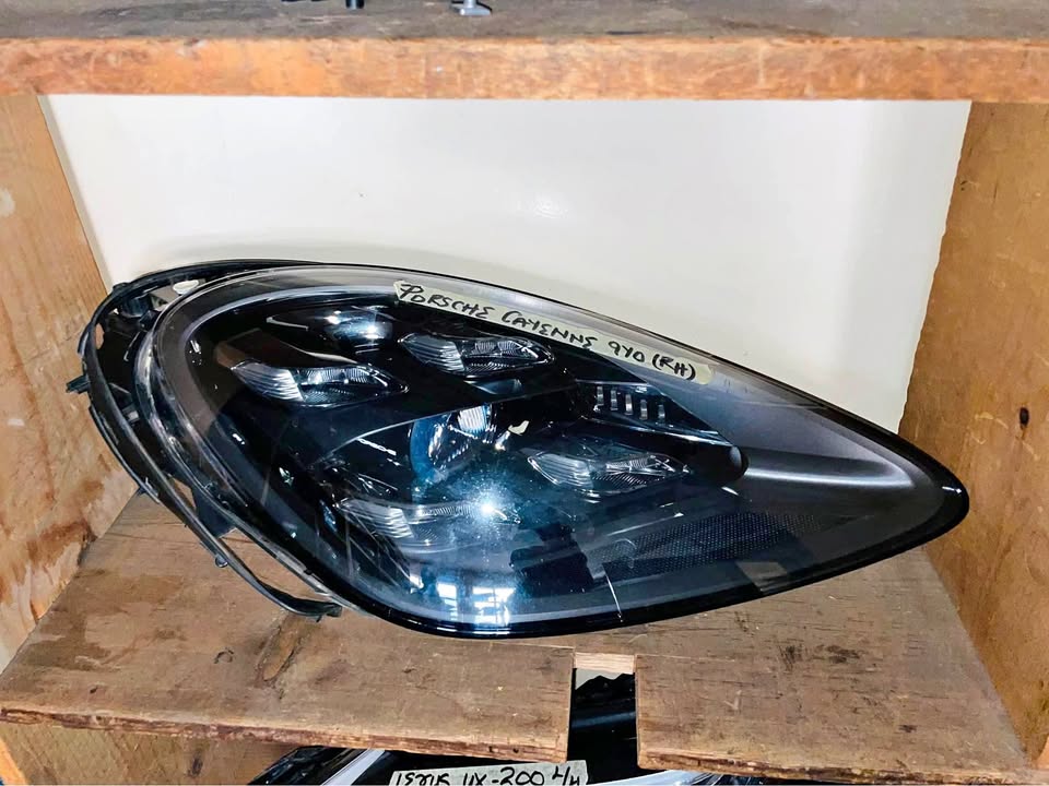Porsche Cayenne headlight - Private Seller Porsche Cayenne headlight - Private Seller