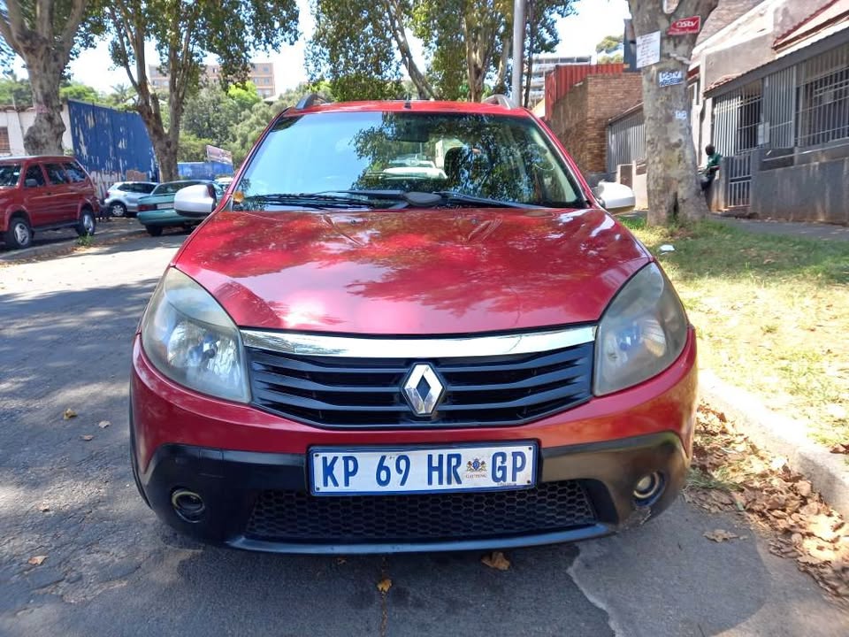 2012 Renault Sendero Engine Capacity 1.6 Color Maroon Mileage 200,000kms