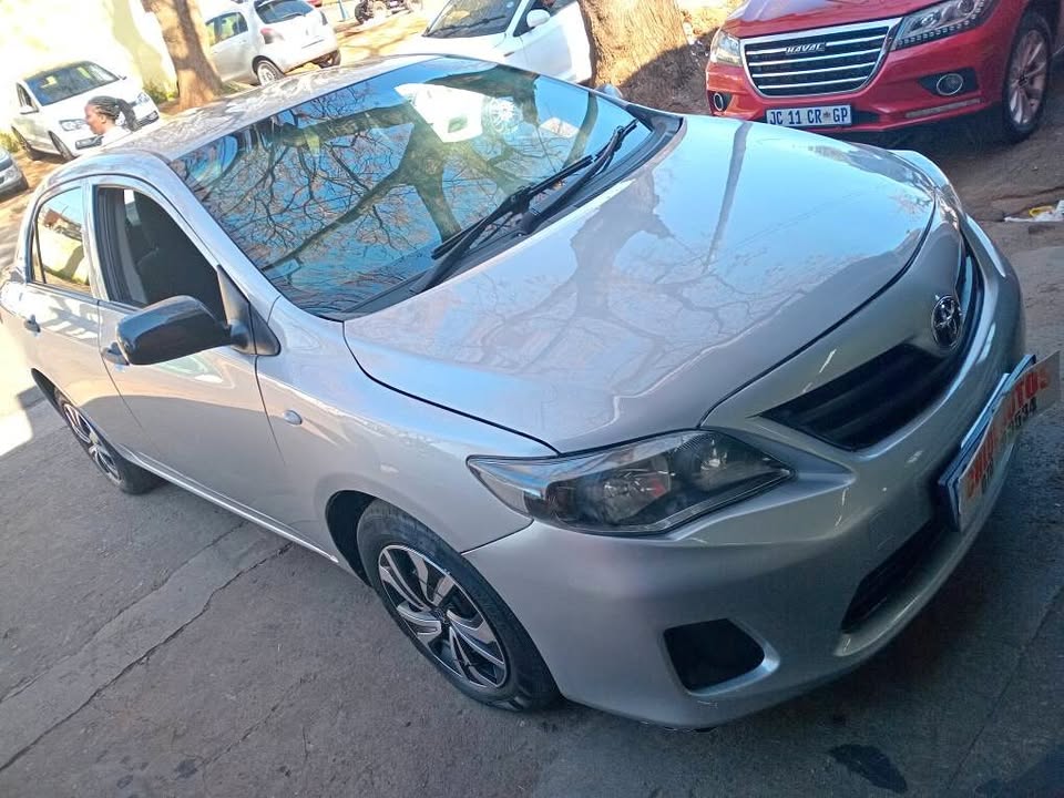 2014 Toyota Corolla quest 1.6Manual Silver Color  85,000KM