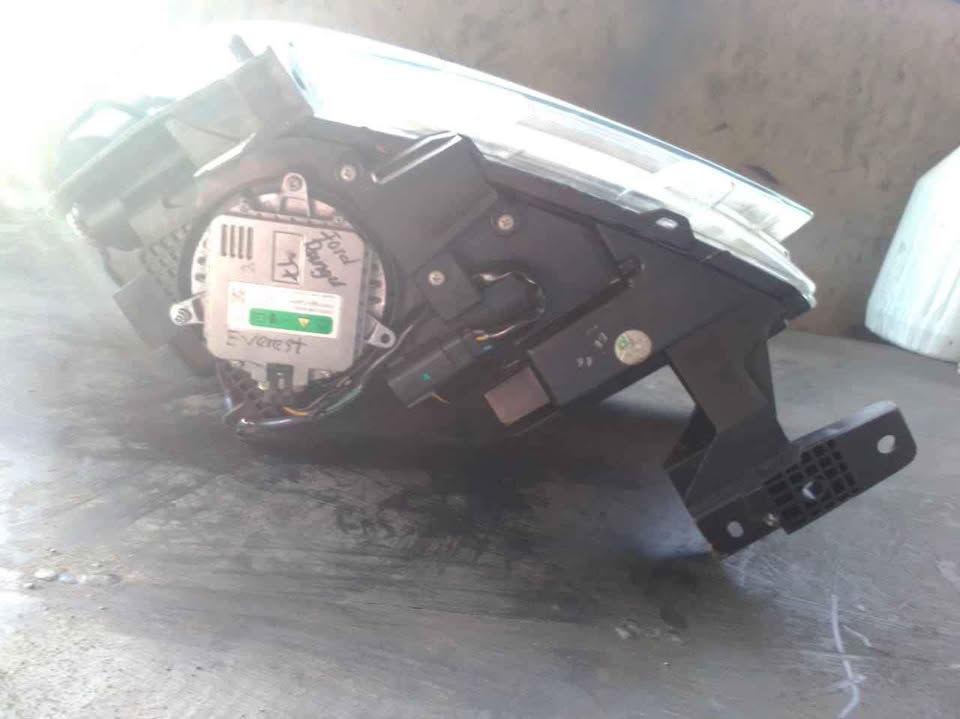 FORD RANGER T8 RIGHT SIDE HEADLIGHT - Private Seller FORD RANGER T8 RIGHT SIDE HEADLIGHT - Private Seller