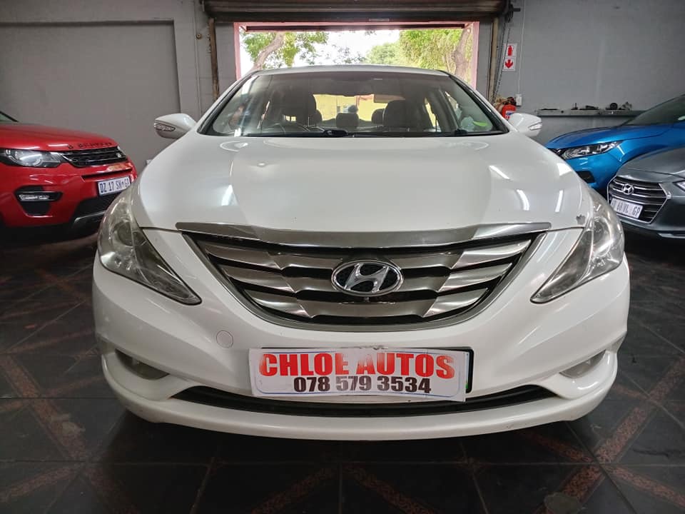 2012  Hyundai Sonata 2.4  88 000km white  Automatic  leather interior