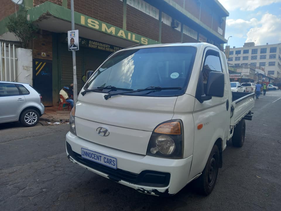 2015 HYUNDAI H100 BAKKIE, 2.6 DIESEL, MANUAL TRANSMISSION, WHITE COLOUR