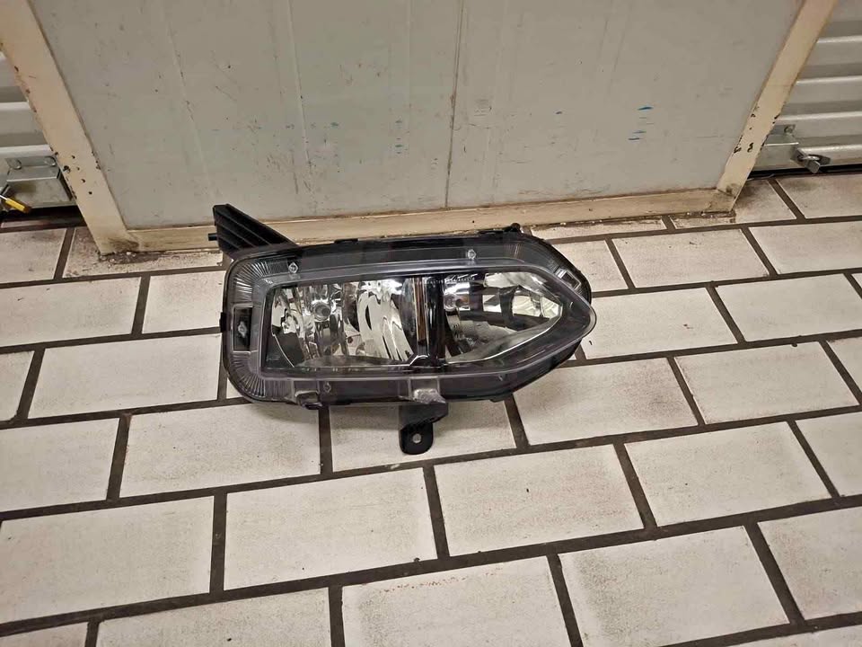 Renault Kiger headlight right side 2022 model - Private Seller Renault Kiger headlight right side 2022 model - Private Seller