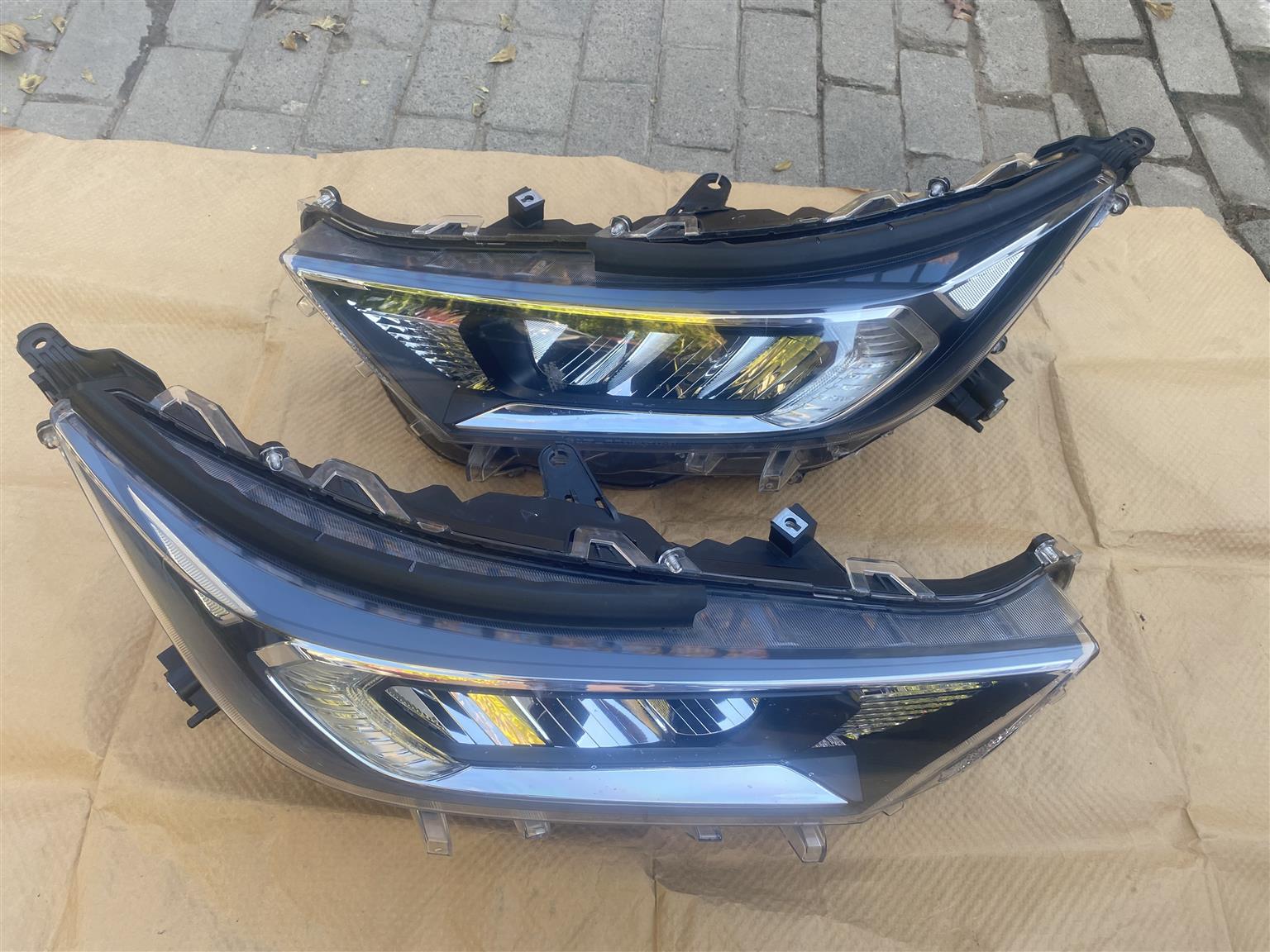 2024 TOYOTA RAV4 FULL LED HEADLIGHTS FOR SALE. IN PRISTINE CONDITION