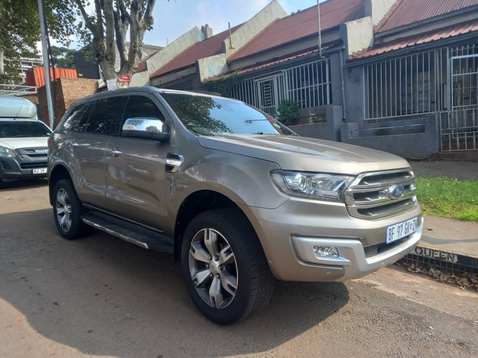 2017 Ford Everest Limited 3.2 Automatic 4x4, Silver, reverse camera, sensors.
