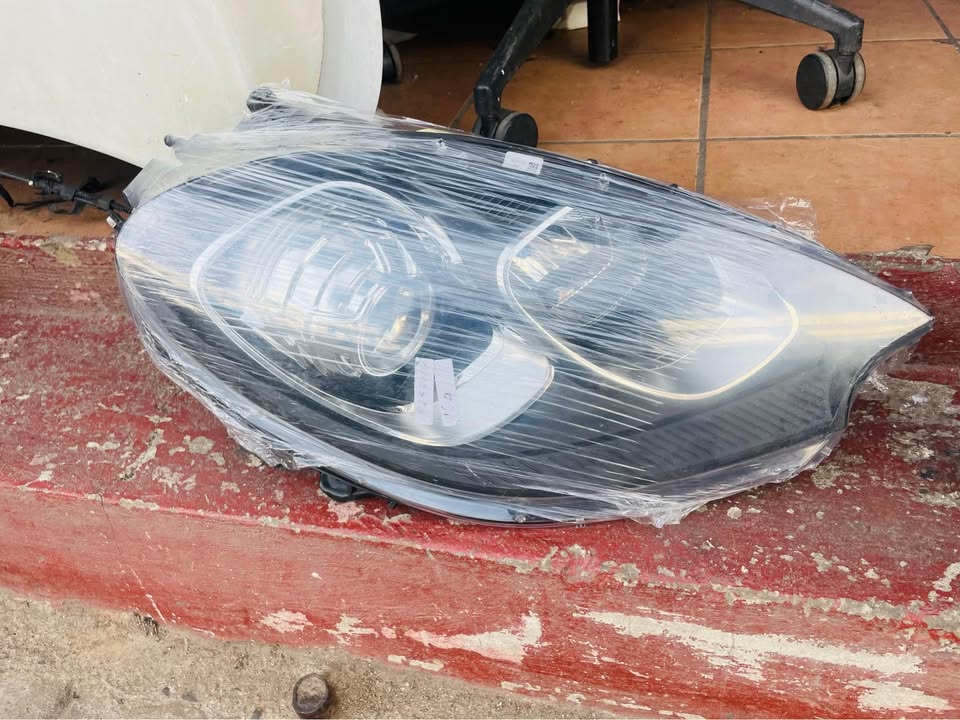 Porsche Macan Xenon headlight 2015 - Private Seller Porsche Macan Xenon headlight 2015 - Private Seller
