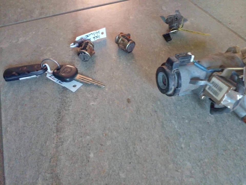 Toyota hilux KZ.TE 3.0l lock set - Private Seller Toyota hilux KZ.TE 3.0l lock set - Private Seller