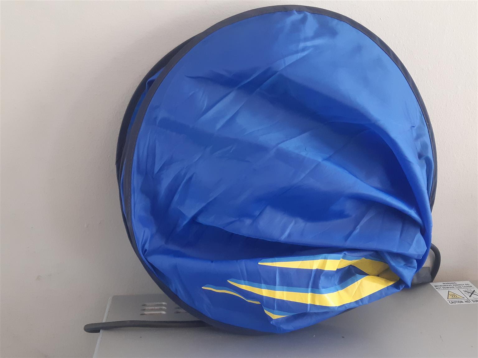 SUBARU LARGE WINDSCREEN SUN PROTECTOR NO BAG. - Private Seller