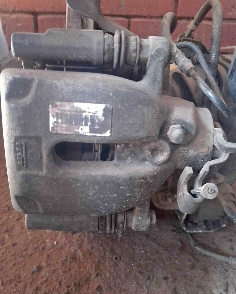 Peugeot fj 1.6 Turbo Automatic Code2 LR brake caliper - Private Seller Peugeot fj 1.6 Turbo Automatic Code2 LR brake caliper - Private Seller