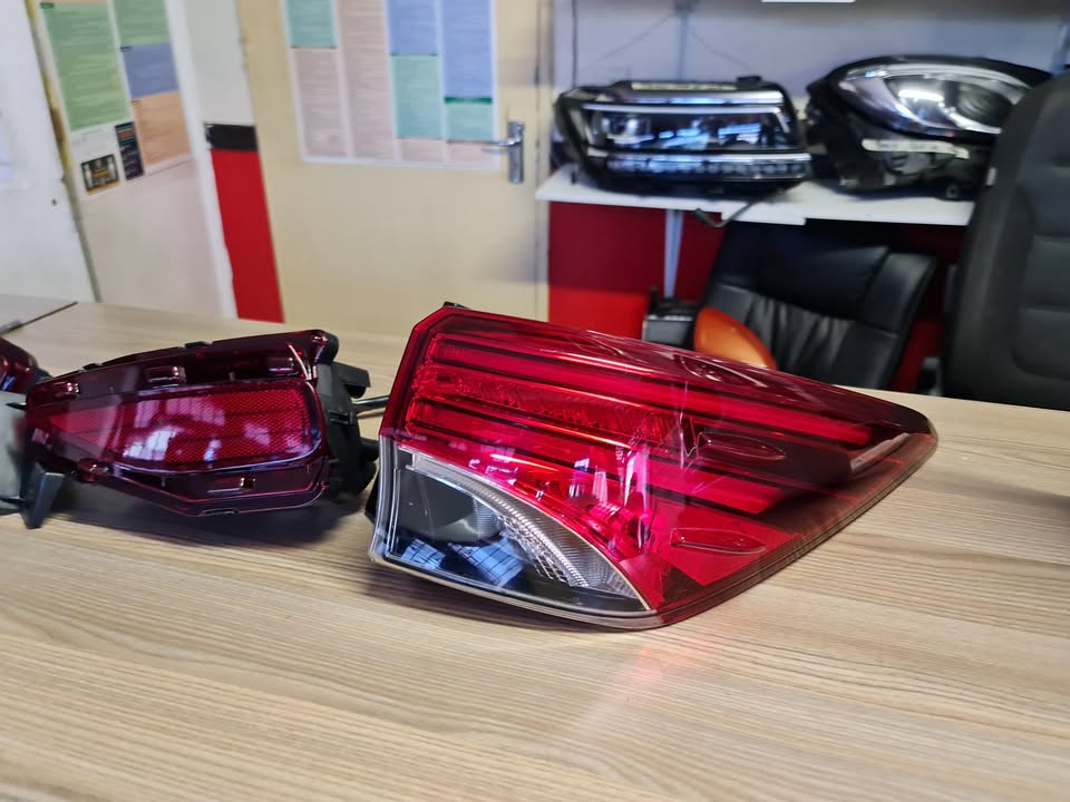 2019 TOYOTA GD6 REFLECTORS LEFT AND RIGHT FOR SALE IN PERFECT CONDITION - Private Seller