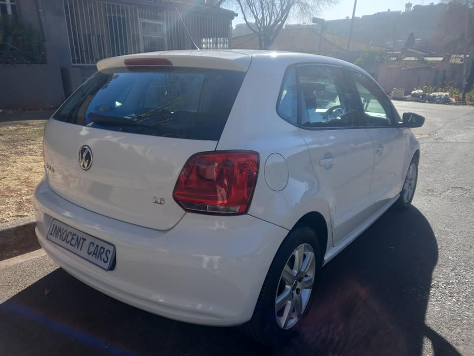 2013 VW POLO 6 HATCHBACK 1.6 PETROL ENGINE, AUTOMATIC, WHITE COLOR, MILEAGE