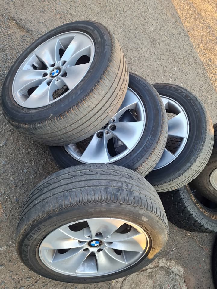 Bmw E90 original alloy mags size 16×tyres still in good condition