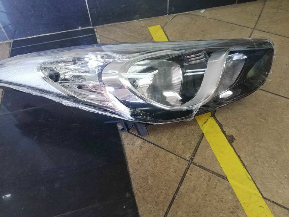 Hyundai elentra 2011 to 2013 headlight - Private Seller Hyundai elentra 2011 to 2013 headlight - Private Seller