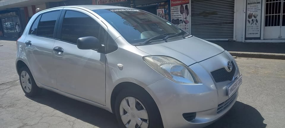 2007 TOYOTA YARIS T3, MANUAL TRANSMISSION, SILVER COLOUR  103000KM