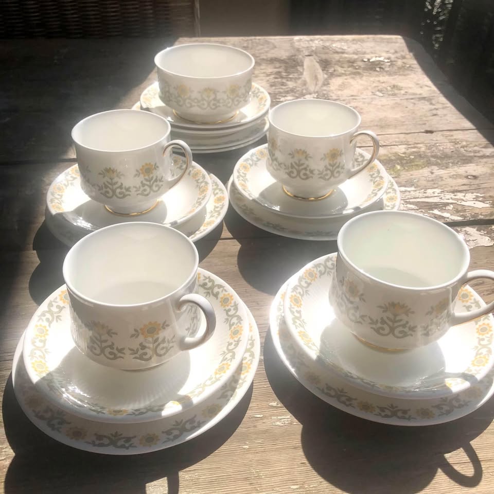 Vint Retro Paragon Fiona Fine Bone China Set 4 Cups Saucers, 2 extra saucers, 6 cake plates & sugar