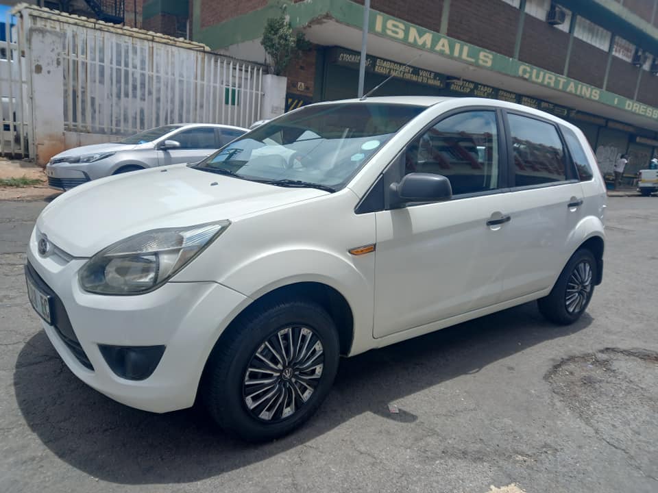 2012 FORD FIGO 1.4 PETROL, MANUAL TRANSMISSION, WHITE COLOUR, MILEAGE 81000KM,. Spare key