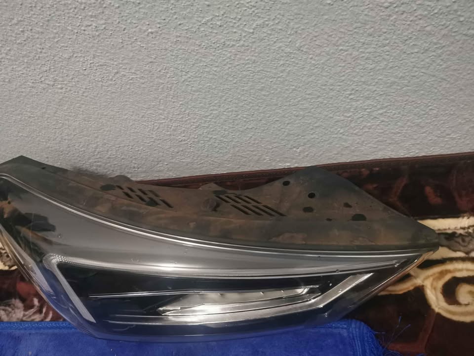 HYUNDAI TUCSON GLS SPORT RIGHT HEADLIGHT - Private Seller HYUNDAI TUCSON GLS SPORT RIGHT HEADLIGHT - Private Seller