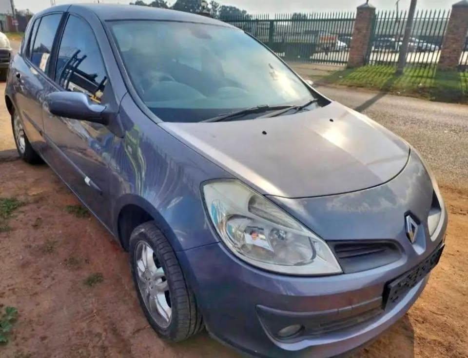 RENAULT CLIO 3 STRIPPING FOR SPARE PARTS