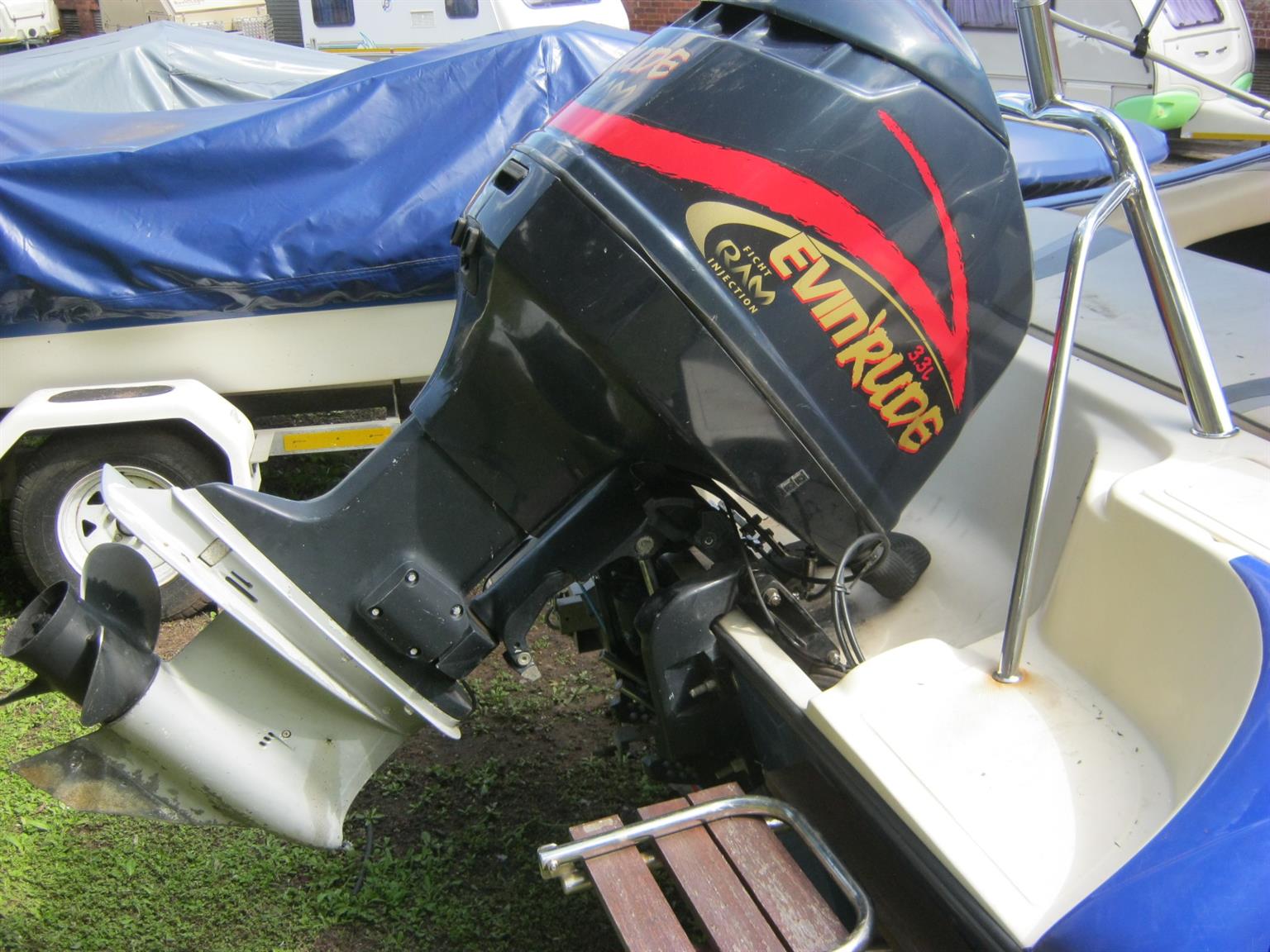 Classic 210 B/R with Evinrude 225HP (Ficht) Motor
