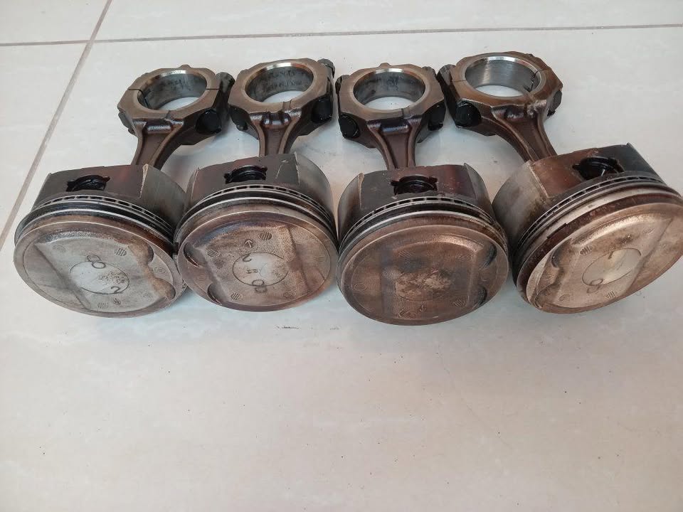 Toyota Corolla 20Valve Black Top Pistons & Conrods All Set - Private Seller Toyota Corolla 20Valve Black Top Pistons & Conrods All Set - Private Seller