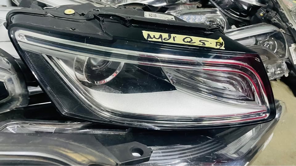 Audi Q5 headlight - Private Seller Audi Q5 headlight - Private Seller