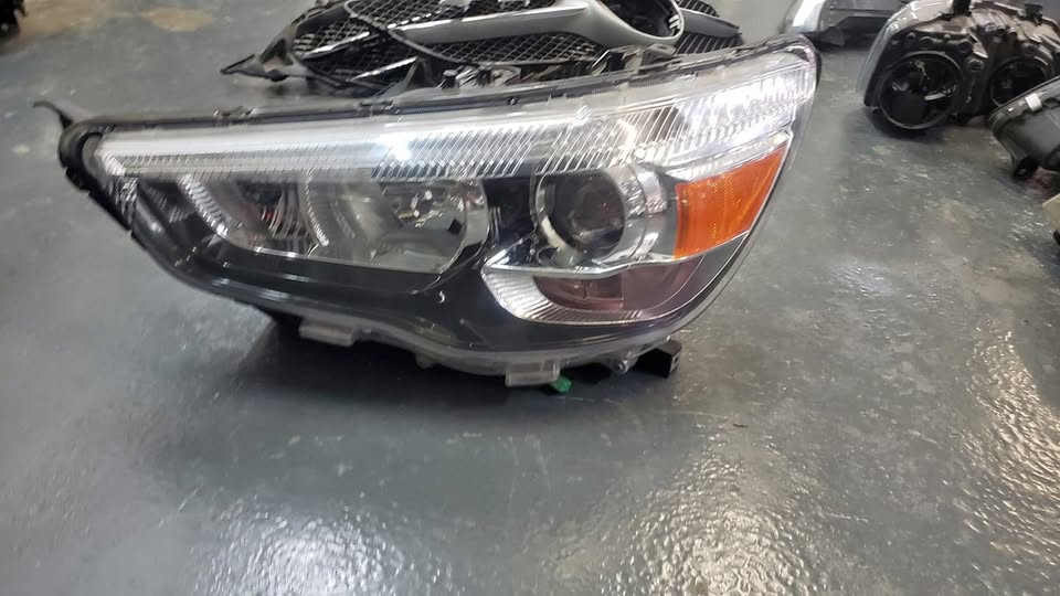Mitsubishi ASX Xenon Headlight Left Side - Private Seller Mitsubishi ASX Xenon Headlight Left Side - Private Seller