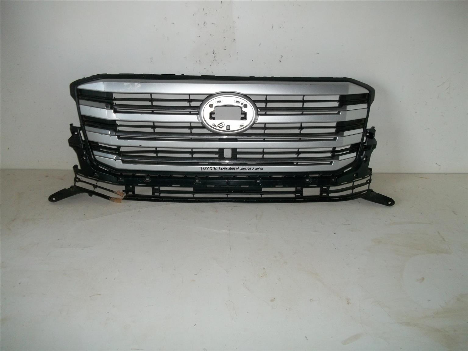Toyota Land Cruiser 300 '22-'24 main grille - Private Seller Toyota Land Cruiser 300 '22-'24 main grille - Private Seller