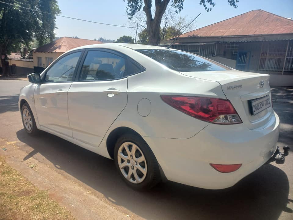 2012 HYUNDAI ACCENT SEDAN 1.6 PETROL, MANUAL, WHITE COLOR, MILEAGE 90000KMS