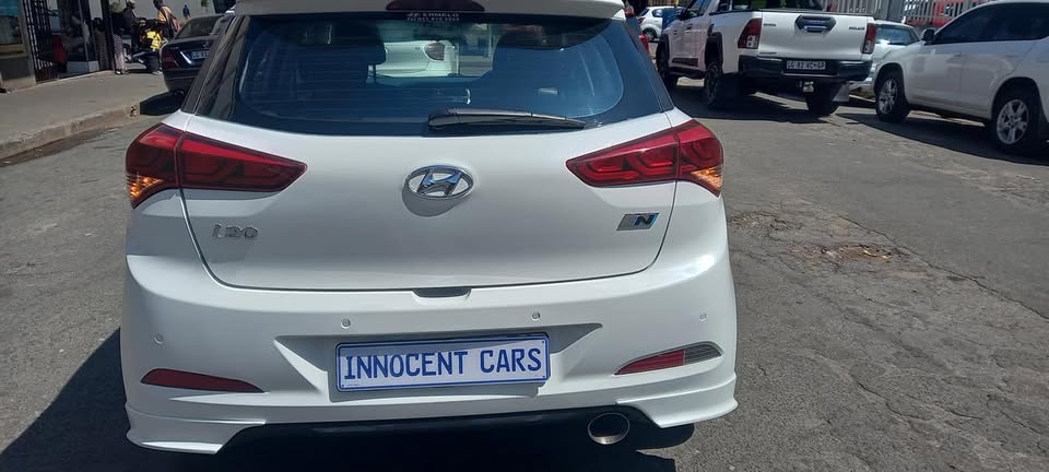2017 HYUNDAI i20 1.2 PETROL, MANUAL TRANSMISSION, WHITE COLOUR, MILEAGE 75000KM