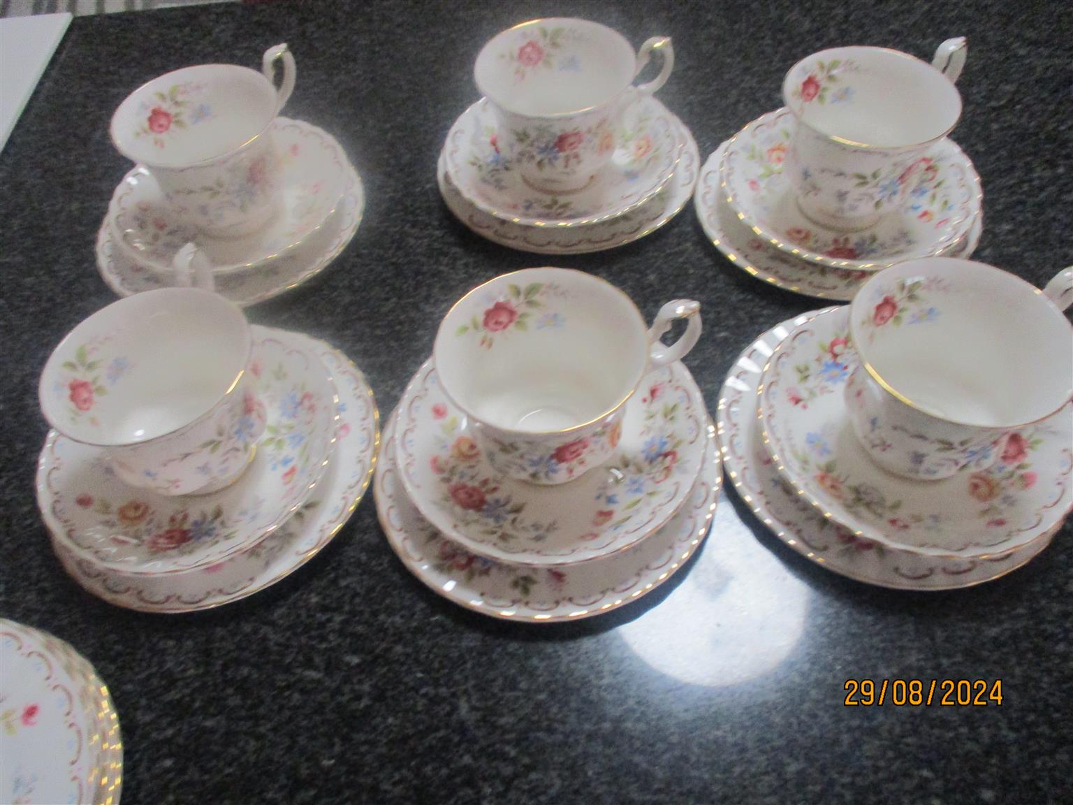 ROYAL ALBERT TEASET JUBILEE ROSE WELL KEPT AS NEW!!