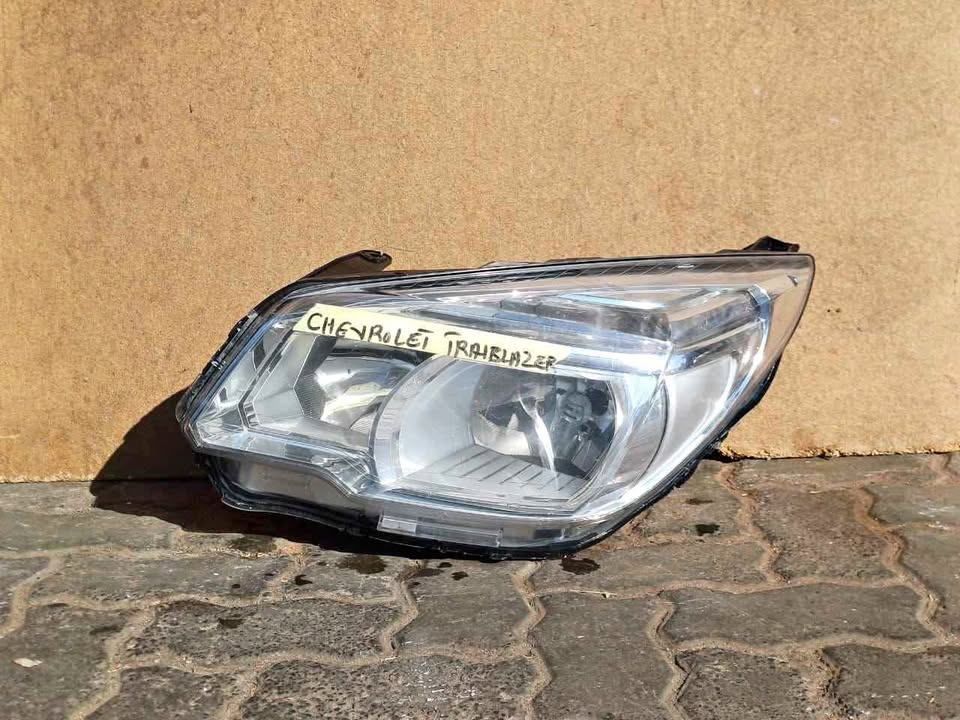 CHEVROLET TRIALBLAZER HEADLIGHT (LEFT SIDE) VERY CLEAN - Private Seller CHEVROLET TRIALBLAZER HEADLIGHT (LEFT SIDE) VERY CLEAN - Private Seller